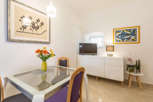 Apartments Matea - 20m from sea - image 27
