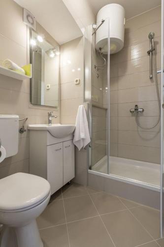 Apartments Matea - 20m from sea - image 33