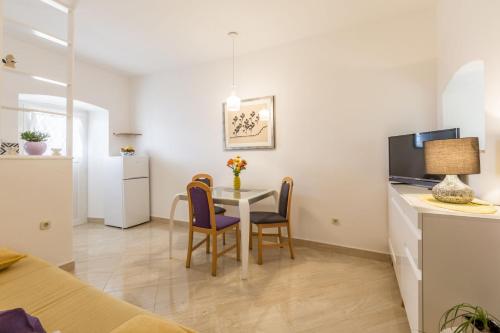 Apartments Matea - 20m from sea - image 37
