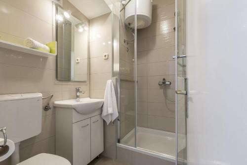 Apartments Matea - 20m from sea - image 42