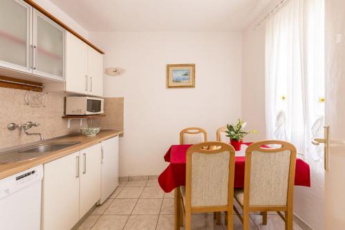 Apartments Matea - 20m from sea - image 38