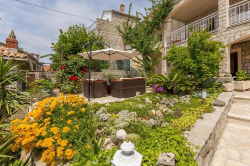 Apartments Matea - 20m from sea - image 22