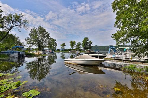 The Bomoseen Bungalow - Vermont Lake House Close to Ski Resorts! Private dock, ski lift ticket deals in Bomoseen, USA