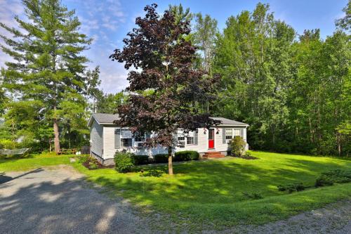The Bomoseen Bungalow - Vermont Lake House Close to Ski Resorts! Private dock, ski lift ticket deals in Bomoseen, USA