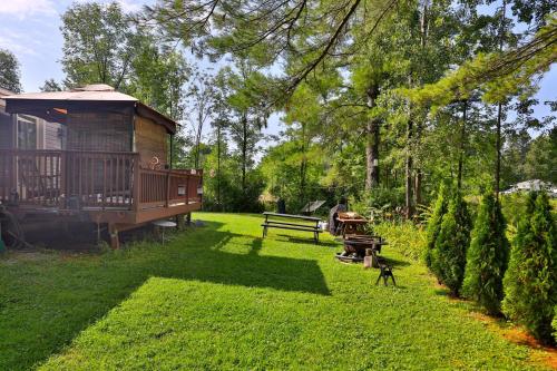 The Bomoseen Bungalow - Vermont Lake House Close to Ski Resorts! Private dock, ski lift ticket deals in Bomoseen, USA