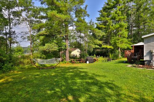 The Bomoseen Bungalow - Vermont Lake House Close to Ski Resorts! Private dock, ski lift ticket deals in Bomoseen, USA