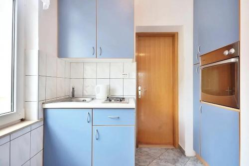 Apartments Toma-200m from beach - image 5