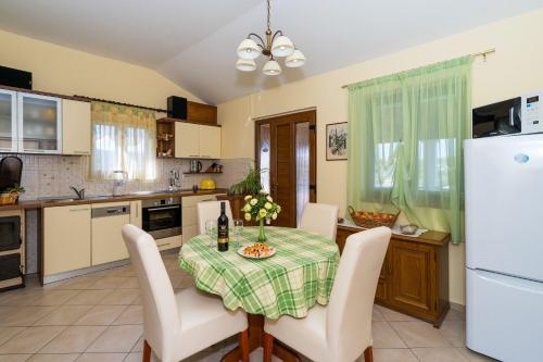 Apartment Mirja - sea view - image 2