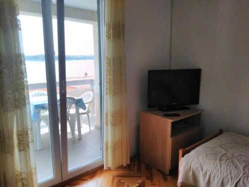 Apartment Davor - parking - image 4