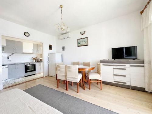 Apartments Mihaela - sea view - image 9
