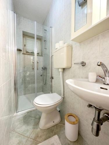 Apartments Mihaela - sea view - image 12