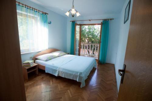 1 queen bed, 2 sofa beds