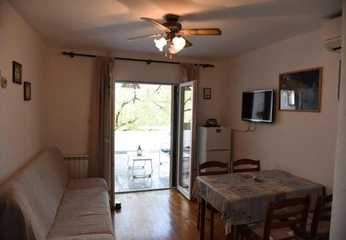 One-Bedroom Apartment image 6