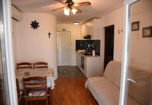 One-Bedroom Apartment image 5