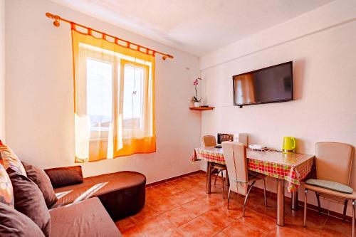 Apartments Mir - perfect location - image 5