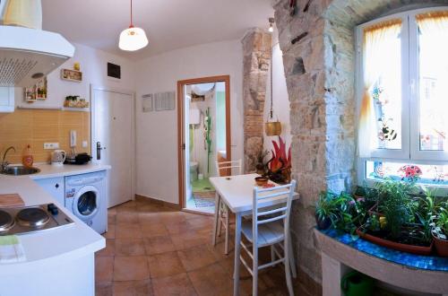 Apartment Happy- in the center - main image