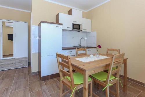 Apartments Slavko with terrace - image 3