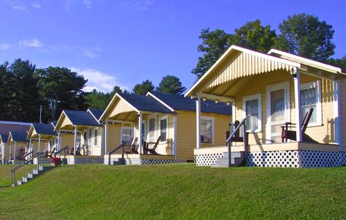 Half Moon Motel & Cottages in Weirs Beach, USA