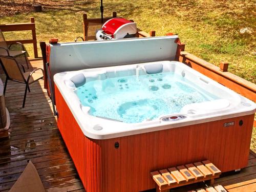 The Vermont Cabin - Large Home Sleeps 20 - Hot tub, views and location close to ski resort! in Killington, USA