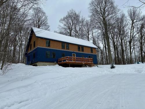 The Vermont Cabin - Large Home Sleeps 20 - Hot tub, views and location close to ski resort! The Vermont Cabin - Large Home Sleeps 20 - Hot tub, views and location close to ski resort!