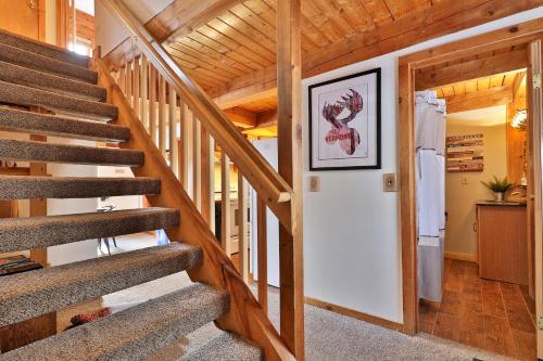 The Vermont Cabin - Large Home Sleeps 20 - Hot tub, views and location close to ski resort! The Vermont Cabin - Large Home Sleeps 20 - Hot tub, views and location close to ski resort!