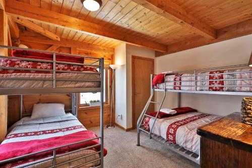 The Vermont Cabin - Large Home Sleeps 20 - Hot tub, views and location close to ski resort! The Vermont Cabin - Large Home Sleeps 20 - Hot tub, views and location close to ski resort!