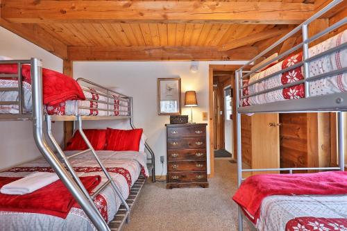 The Vermont Cabin - Large Home Sleeps 20 - Hot tub, views and location close to ski resort! The Vermont Cabin - Large Home Sleeps 20 - Hot tub, views and location close to ski resort!