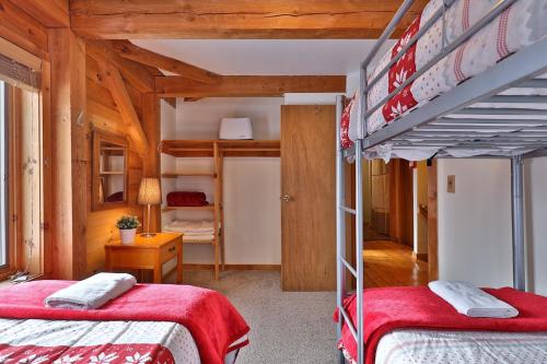 The Vermont Cabin - Large Home Sleeps 20 - Hot tub, views and location close to ski resort! The Vermont Cabin - Large Home Sleeps 20 - Hot tub, views and location close to ski resort!