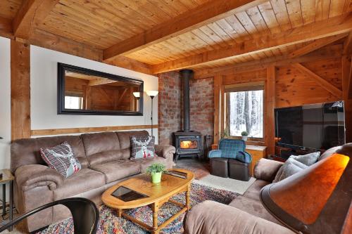 The Vermont Cabin - Large Home Sleeps 20 - Hot tub, views and location close to ski resort! The Vermont Cabin - Large Home Sleeps 20 - Hot tub, views and location close to ski resort!