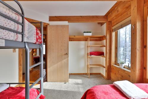 The Vermont Cabin - Large Home Sleeps 20 - Hot tub, views and location close to ski resort! The Vermont Cabin - Large Home Sleeps 20 - Hot tub, views and location close to ski resort!