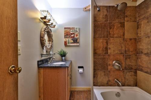 The Vermont Cabin - Large Home Sleeps 20 - Hot tub, views and location close to ski resort! The Vermont Cabin - Large Home Sleeps 20 - Hot tub, views and location close to ski resort!