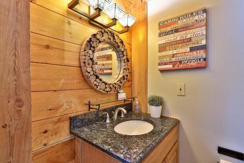 The Vermont Cabin - Large Home Sleeps 20 - Hot tub, views and location close to ski resort! The Vermont Cabin - Large Home Sleeps 20 - Hot tub, views and location close to ski resort!