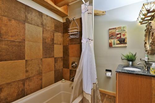 The Vermont Cabin - Large Home Sleeps 20 - Hot tub, views and location close to ski resort! The Vermont Cabin - Large Home Sleeps 20 - Hot tub, views and location close to ski resort!