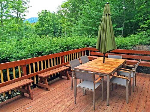 The Vermont Cabin - Large Home Sleeps 20 - Hot tub, views and location close to ski resort! The Vermont Cabin - Large Home Sleeps 20 - Hot tub, views and location close to ski resort!