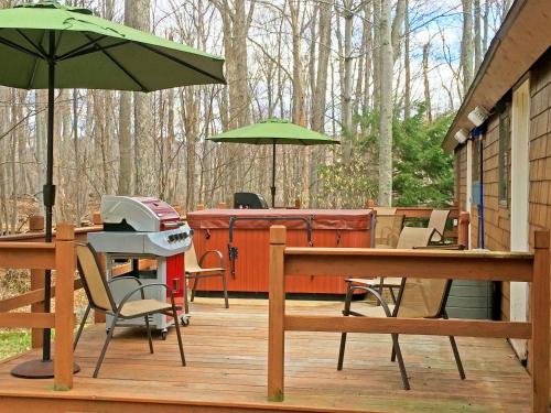 The Vermont Cabin - Large Home Sleeps 20 - Hot tub, views and location close to ski resort! The Vermont Cabin - Large Home Sleeps 20 - Hot tub, views and location close to ski resort!