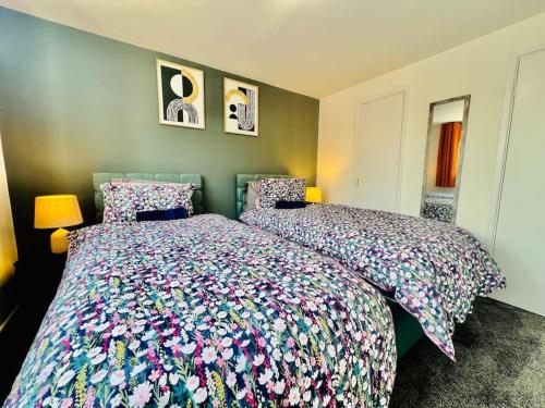 New!! Refurbished 4 Bedroom House in the Heart of Basildon I Weekly or Monthly Stay Offer I Free Parking I Sleeps 7 New!! Refurbished 4 Bedroom House in the Heart of Basildon I Weekly or Monthly Stay Offer I Free Parking I Sleeps 7