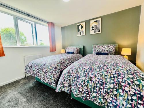 4 Bedroom House in the Heart of Basildon 2 mins to Town Center I Weekly or Monthly Stay Offer I Free in บาริลดัล