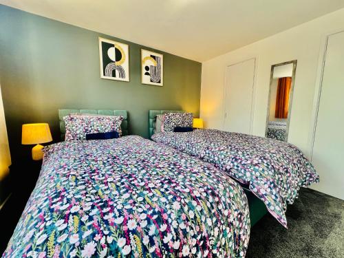 4 Bedroom House in the Heart of Basildon 2 mins to Town Center I Weekly or Monthly Stay Offer I Free in บาริลดัล