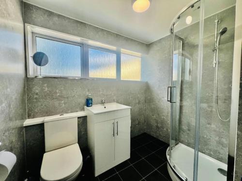 4 Bedroom House in the Heart of Basildon 2 mins to Town Center I Weekly or Monthly Stay Offer I Free in บาริลดัล