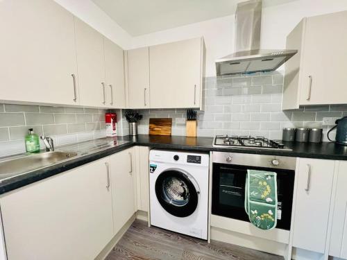 4 Bedroom House in the Heart of Basildon 2 mins to Town Center I Weekly or Monthly Stay Offer I Free in บาริลดัล