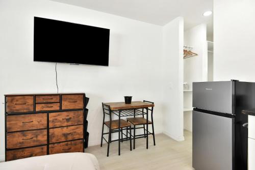 Studio Suite Queen Bed Kitchen Walk In Shower #5 in Daytona Beach Shores, USA