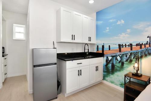Studio Suite Queen Bed Kitchen Walk In Shower #5 in Daytona Beach Shores, USA