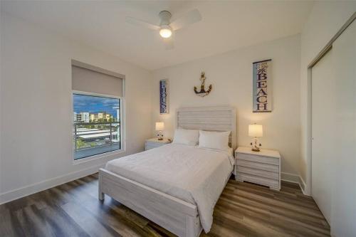 Luxury Waterfront Penthouse with Amenities and Services in Clearwater Beach, USA