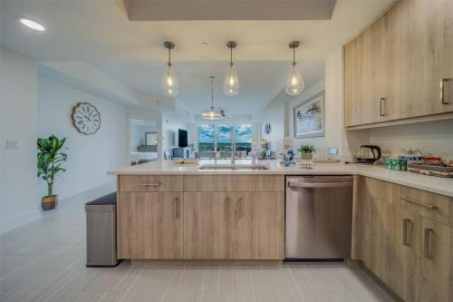 Luxury Waterfront Penthouse with Amenities and Services in Clearwater Beach, USA