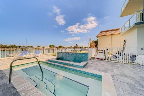 Luxury Waterfront Penthouse with Amenities and Services in Clearwater Beach, USA