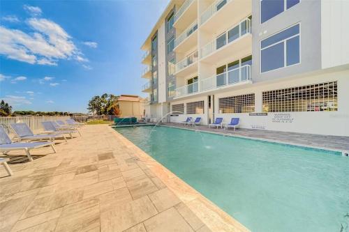 Luxury Waterfront Penthouse with Amenities and Services in Clearwater Beach, USA