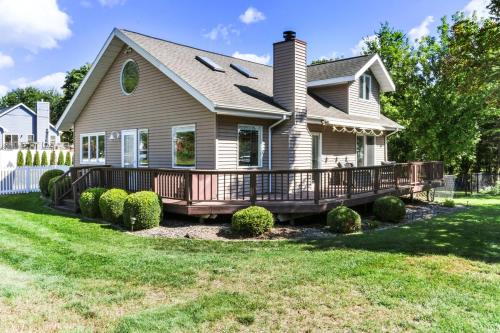 Como Lakeview Loft - Massive Wraparound Deck - Filtered Lake Views - Hot Tub - Fire Pit - Gas Fireplace in Lake Geneva, USA