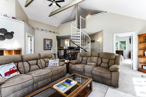Como Lakeview Loft - Massive Wraparound Deck - Filtered Lake Views - Hot Tub - Fire Pit - Gas Fireplace in Lake Geneva, USA