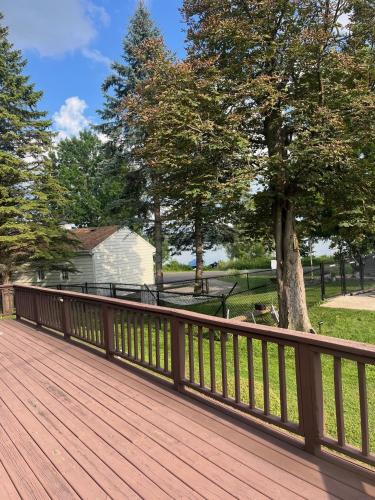 Como Lakeview Loft - Massive Wraparound Deck - Filtered Lake Views - Hot Tub - Fire Pit - Gas Fireplace in Lake Geneva, USA