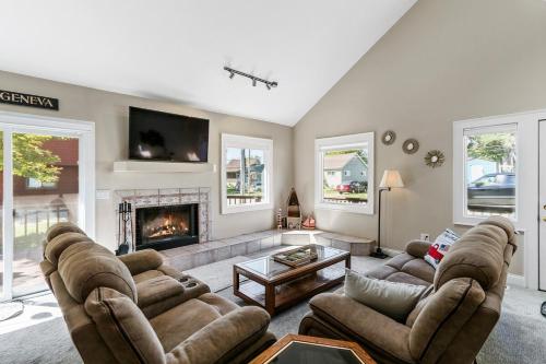Como Lakeview Loft - Massive Wraparound Deck - Filtered Lake Views - Hot Tub - Fire Pit - Gas Fireplace in Lake Geneva, USA